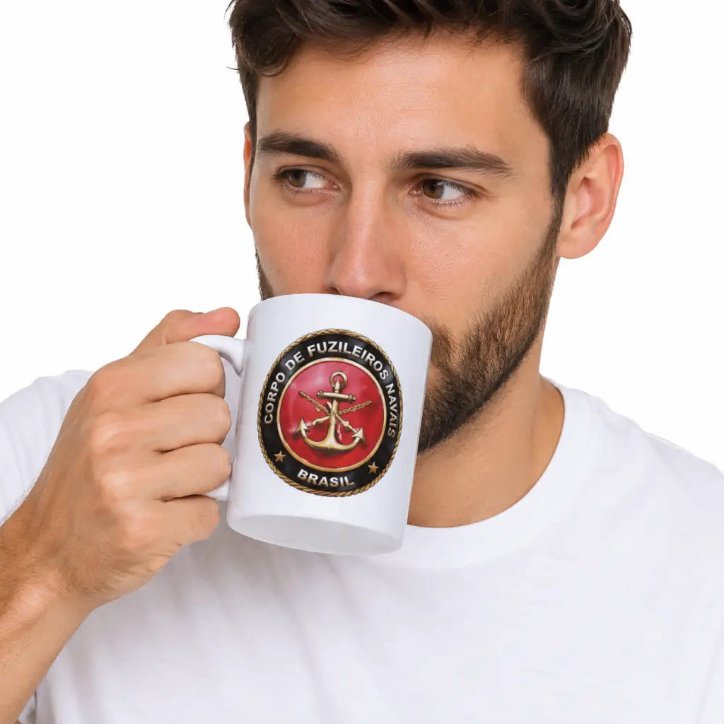 Homem bebendo na Caneca Fuzileiro Naval branca com emblema do Corpo de Fuzileiros Navais