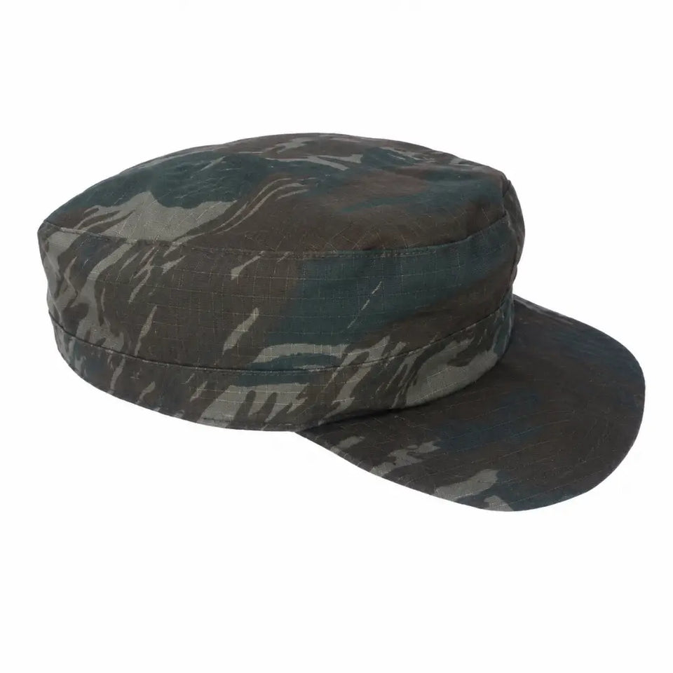 Chapéu camuflado aba mole, formato circular com abas verdes e detalhes azuis.