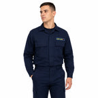 Jovem em uniforme azul-escuro, posando de perfil, com etiqueta ANDRÉ JUNIOR no peito