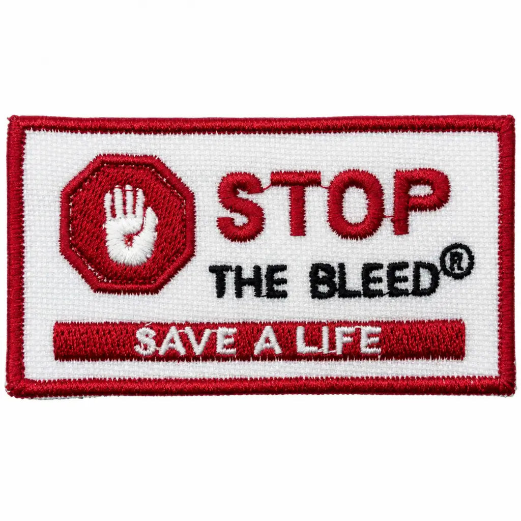 Patch retangular branco com STOP THE BLEED vermelho e mão em octógono