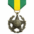 Medalha pendurada por fita verde-amarela, estrela de cinco pontas com louros