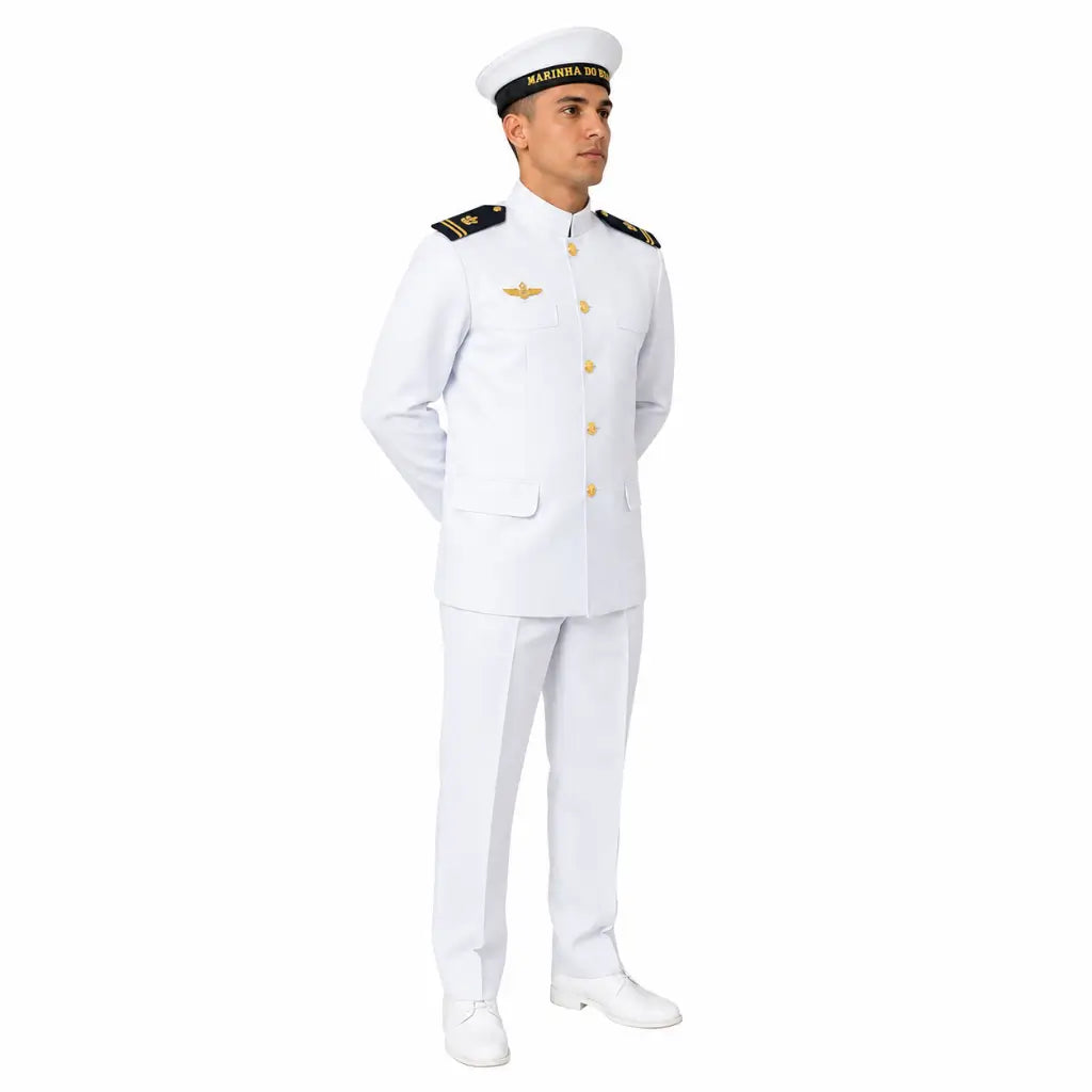 Jovem oficial naval em uniforme branco, chapéu com faixa preta MARINHA DO BRASIL